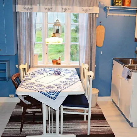 Three-bedroom In Gullesfjord