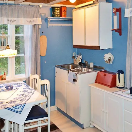 Three-bedroom In Gullesfjord Flesnes