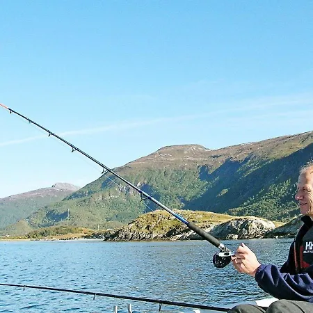Three-bedroom In Gullesfjord